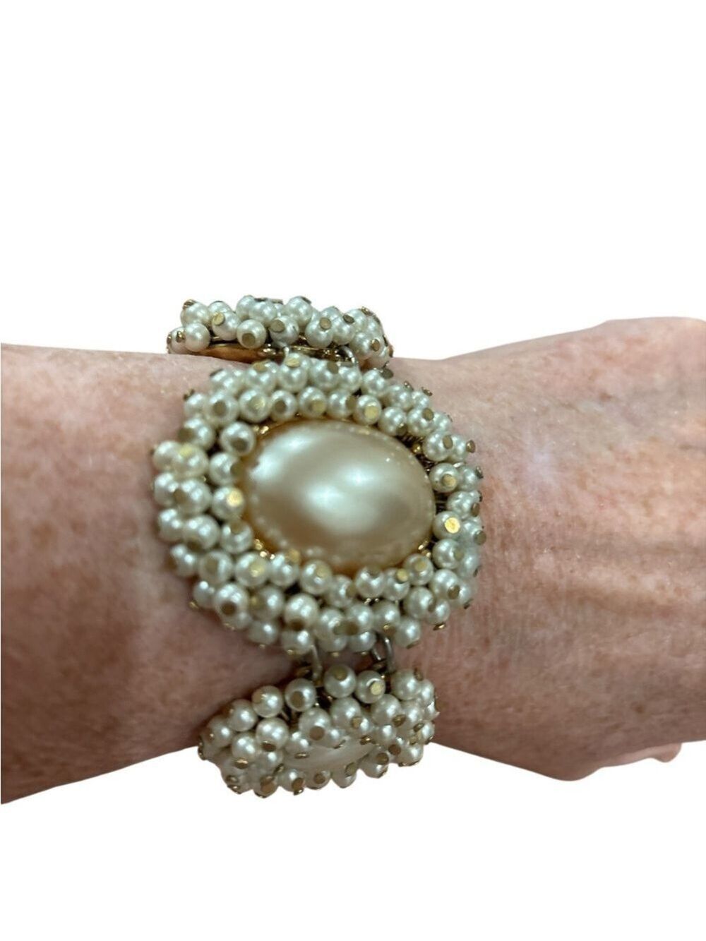 VINTAGE LARGE & CLUSTER PEARLS CUFF BRACELET W GOLD TONE SETTING & BAR CLASP 8.5